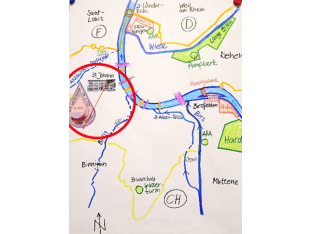 Fertiges Plakat mit der Gewässerkarte und dem Schulhaus